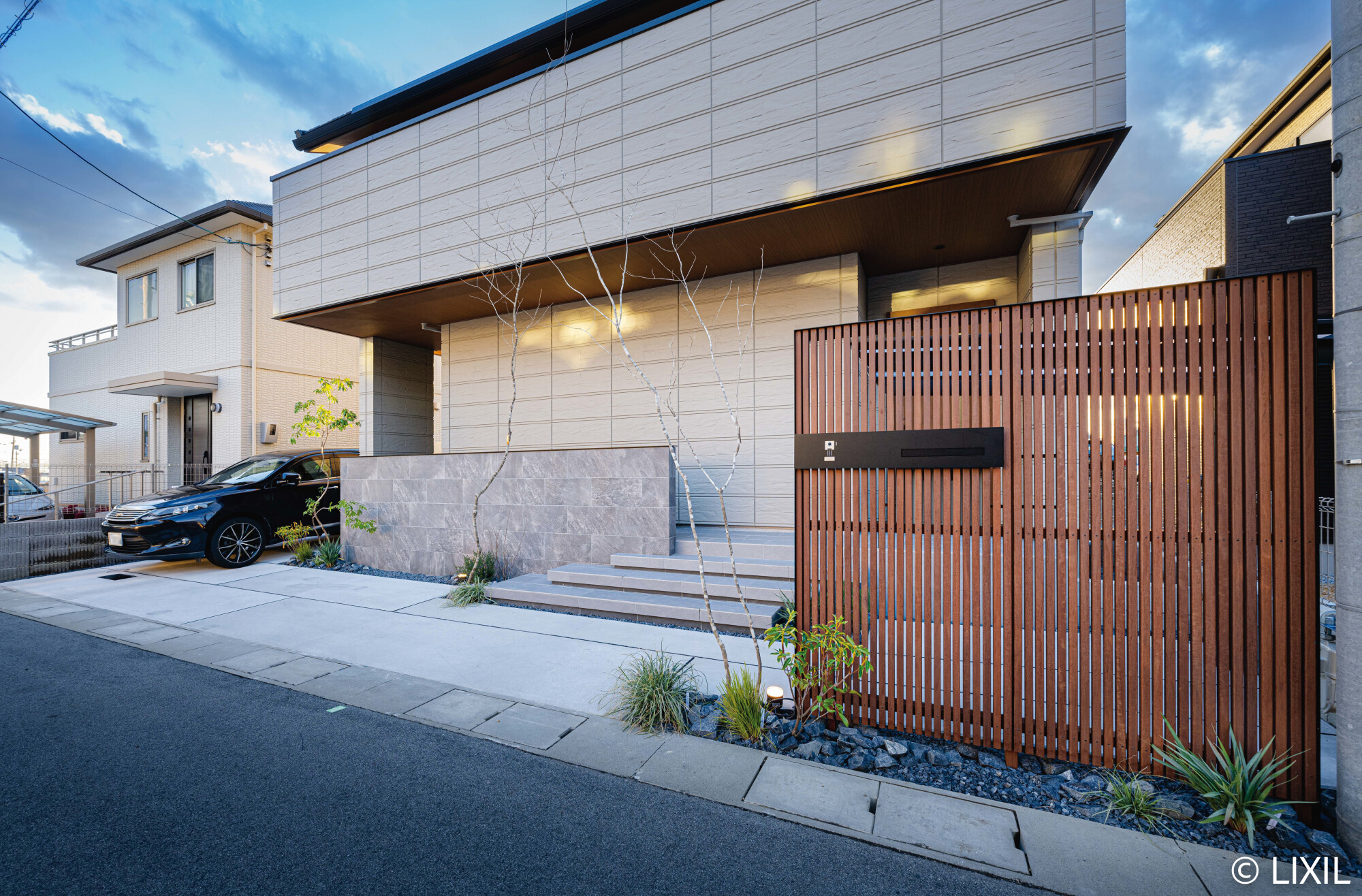 フーゴ F ミニ 基本18-43型 W1796×L4322 標準柱H19 ポリカーボネート屋根材 サイクルポート LIXIL フーゴ F ミニ 基本18-43型 W1796×L4322 ロング柱H25 熱線遮断FFP